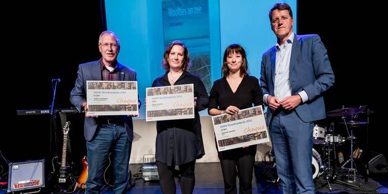 Streektaalprijzen2018DVHNGeertJobSevink Winnaars DvhN Streektaalprijs 2018 met vlnr Anne Doornbos, Irene Wilkens en Marlene Bakker en juryvoorzitter Eric van Oosterhout. Foto: Geert Job Sevink/DvhN
