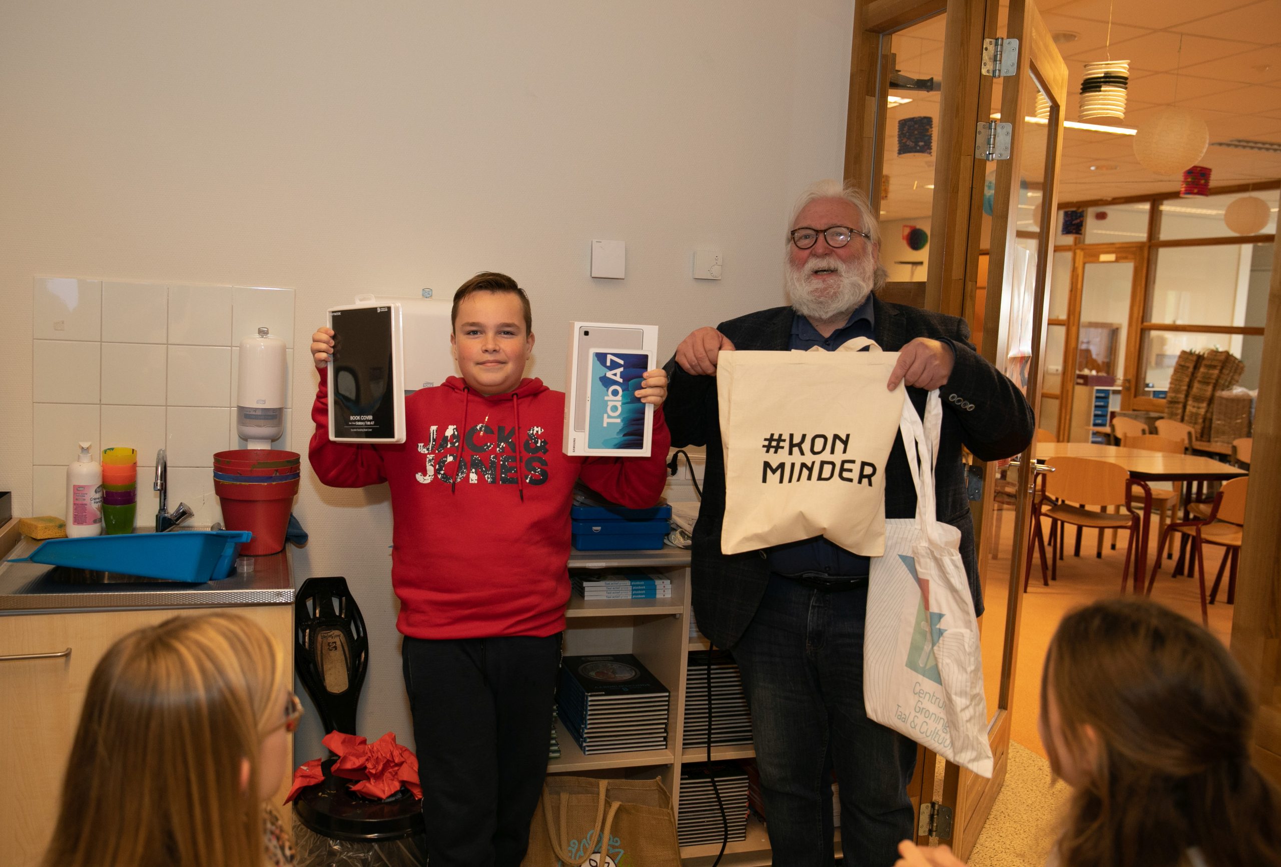 WinnaarWiesneus2020_TimGreven_uitOudePekela_ontving_tablet_prijs_van_CGTCconsulent_HenkScholte_FotoPjotrWiese